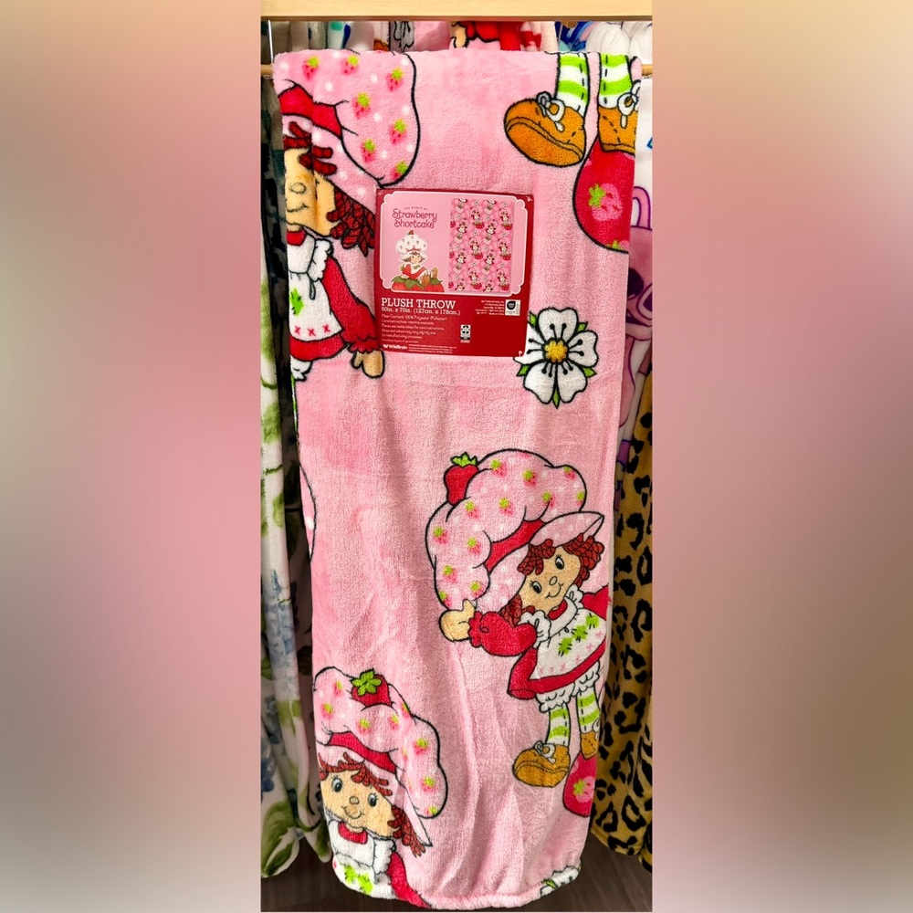 NEW RELEASE strawberry shortcake plush blanket throw